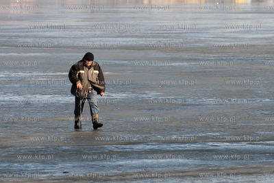 Wedkarze podlodowi lowia ryby w przereblach w okolicy...
