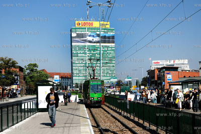 Gdansk. Przystanek tamwajowy przy dworcu PKP, w glebi...