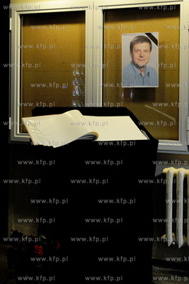 Ksiega kondolencyjna w holu Teatru Muzycznego w Gdyni...