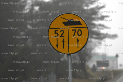 Znak drogowy wojskowy W-5. Umieszcza się go w pobliżu...