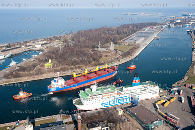 Port Gdańsk z lotu ptaka. 25.05.2009 fot. Kacper Kowalski...