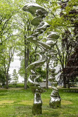 Sopot. Park Północny. Ogromne rzeźby Tony'ego Cragga,...