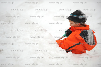 Gdansk. Wreszcie zima jak trzeba. Dzieciaki robia tunele...