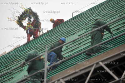 Dzien zawieszania wiechy na remontowanym dachu kosciola...