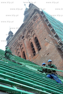 Dzien zawieszania wiechy na remontowanym dachu kosciola...