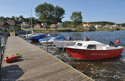 Swarzewo nad Zatoka Pucka. Male molo z zacumowanymi...