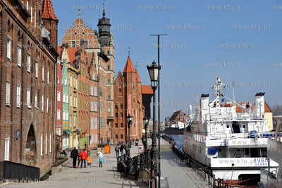 Gdansk. Dlugie Pobrzeze. Po lewej Brama Chlebnicka,...