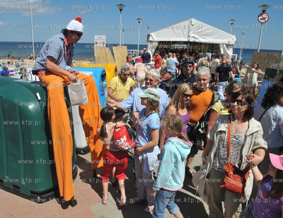 Sobota na molo w Gdansku Brzeznie. Szczudlarz rozdaje...