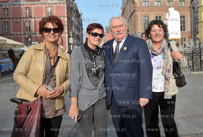 Gdansk. Dlugi Targ. Pamiatkowe zdjecie z Lechem Walesa.
29.09.2011...