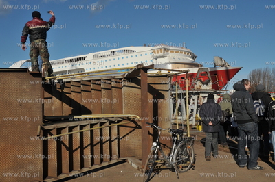 Stocznia Gdansk. Pochylnia B1. Wodowanie promu pasazersko-samochodowego...
