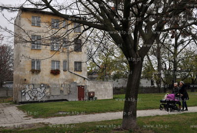 Gdansk Osiek. Ul. Krosna. Dom nr 8a na kaneem Raduni....