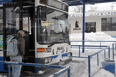 Kartuzy. Dworzec autobusowy i autobus firmy Gryf. 7.12.2013...