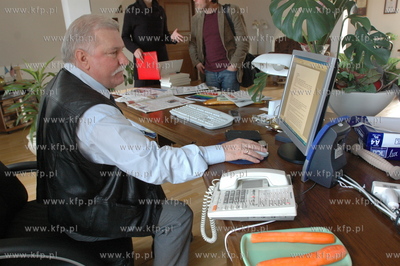 Lech Walesa w swoim biurze. 08.06.2005 fot. Maciej...