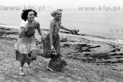 Zdzislawa Sosnica i Helena Vondrackova na plazy w Sopocie...