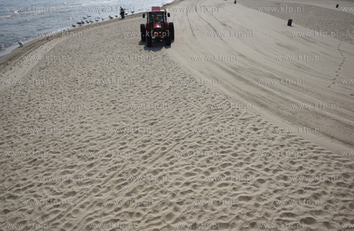 Sopot. Nz przesiewanie piasku.
17.04.2009
fot. Krzysztof...