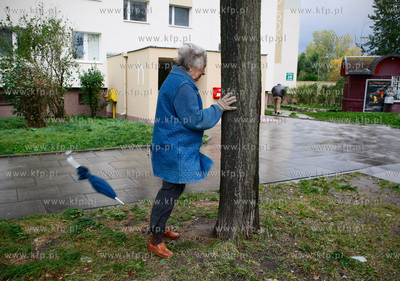 Gdansk. Nz przechodnie walcza z silnym wiatrem na ulicy...