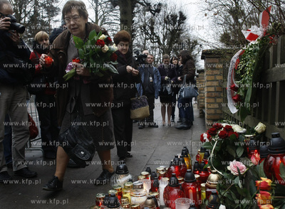 Sopot. Ul. Armii Krajowej 55. Ludzie skladaja kwiaty...