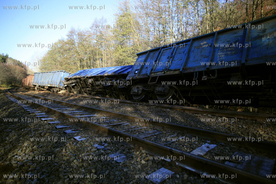 Sześć wagonów z siarką wykoleiło się, a z trzech...