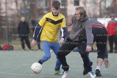 Gdansk Zaspa. Pilkarski turniej dzikich druzyn Do przerwy...