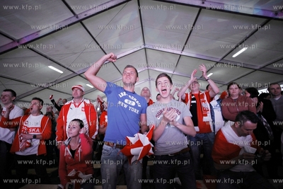 Sopot. Fan Camp Carlsberg. Kibice ogladaja mecz mistrzostw...