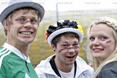Gdansk Arena. Kibice wchodza na cwiecfinalowy mecz...