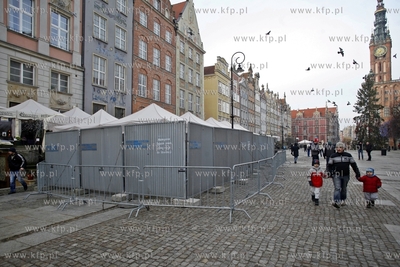 Stalowe ogrodzenie wokol  nielegalnie wystawionego...