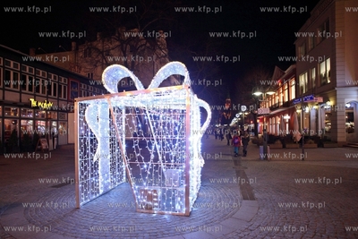 Sopot. Ozdoba swiateczna na ul. Bohaterow Monte Cassino.
17.12.2013
fot....