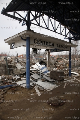 Wyburzanie hal wystawienniczych Miedzynarodowych Targow...