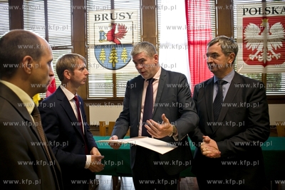 Przejazd pociągu na trasie Gdynia Główna - Brusy,...