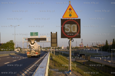 Ograniczenie prędkości do 50 km/godz. przy wjeździe...