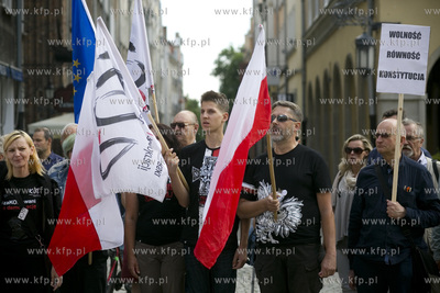 Gdańsk. Długi Targ. Milczący protest KOD-u przeciw...