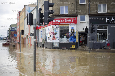 Zalane po intesywnych opadach deszczu skrzyżowanie...
