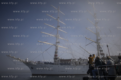 Powrót do portu w Gdyni żaglowca Dar Młodzieży...