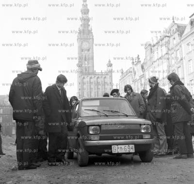 Pierwszy "maluch" czyli Fiat 126p na Dlugim Targu wzbudzil...