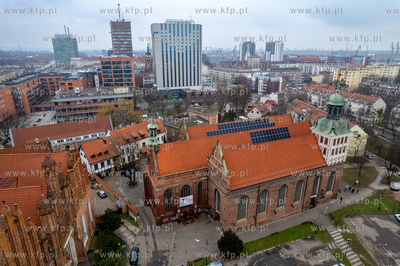 Panele słoneczne zamontowane na dachu kocioła św....