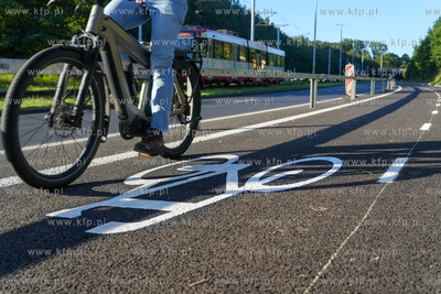 Ekostrada - nowa droga rowerowa w al. Armii Krajowej...