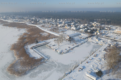 Zima na Mierzei Wiślanej. Zamarznięty port rybacki...