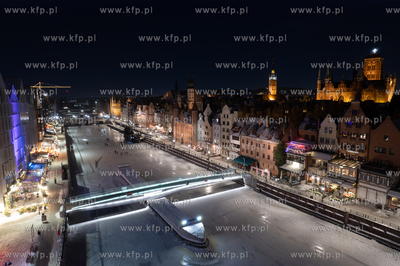 Wieczorne spacery po skutej lodem Motławie w Gdańsku....