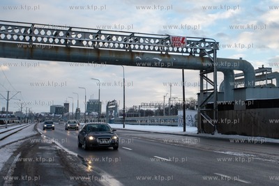 Gdańsk, ul. Marynarki Polskiej.  Na konstrukcji magistrali...