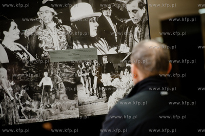 Gdansk. Teatr Wybrzeze. Wystawa zdjęć przygotowana...