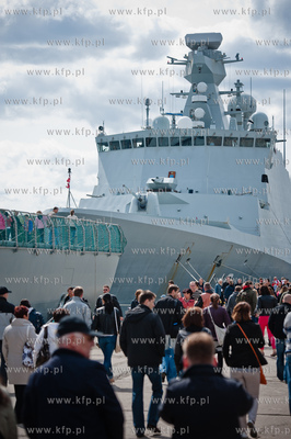 Port w Gdyni. Tlum ludzi oglada i zwiedza zacumowane...