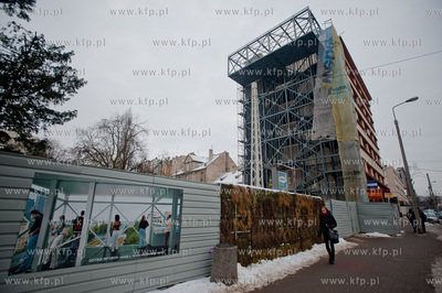 Gdynia. Budowa Infoboxu na skwerze przy ulicy Swietojanskiej...