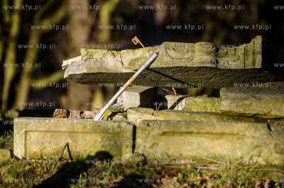 Gdansk. Zdewastowane przez nieznanych sprawcow plyty...