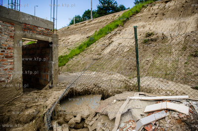 Gdańsk. Uszkodzony przez silne opady deszczu nasyp...