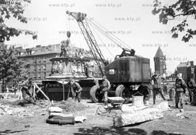 Montaz pomnika krola Jana III Sobieskiego na Targu...