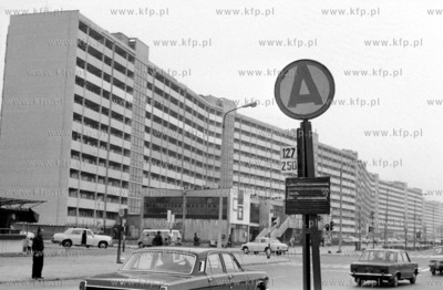 Przystanek autobusowy na ul. Dabrowszczakow i dom mieszkalny...