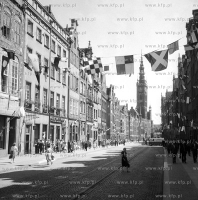 Ul.Dluga w Gdansku. W bruku widac jeszcze stare szyny...