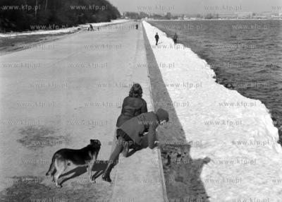 Spacer po bulwarze nadmorskim w Gdyni.
03.1967
0000563z_marzec1967
Fot....