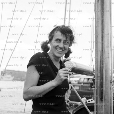 Teresa Remiszewska, żeglarka na pokładzie jachtu...